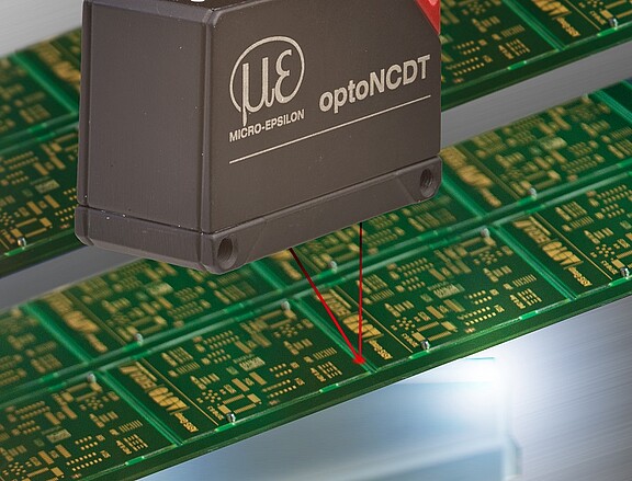 Laser triangulation sensor measuring against a Printed Circuit Board